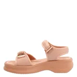 Sandalias de plataforma baja con tiras de ajuste con velcro, confeccionadas en material sintético y textil, con diseño ergonómico.
