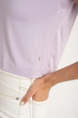 Remera negra de manga corta con escote en V y calce al cuerpo.