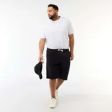 Bermuda de jean negra, de corte clásico y relaxed fit, con cintura elástica ajustable mediante cordón en contraste.