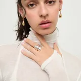 Anillo de metal con baño de plata, de diseño voluminoso y orgánico en forma de espiral con múltiples ondas.