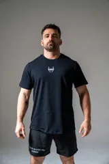 Remera negra oversize de algodón elastizado con logo de la marca estampado en el pecho.