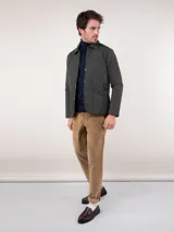 Cazadora acolchada azul marino con cuello de pana negro, cierre con botones a presión y bolsillos laterales.