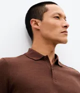 Remera polo de hombre con textura acanalada, corte slim, cuello inglés con botones y mangas cortas.