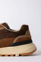 Championes urbanos Urban Haus modelo Julen, con diseño de paneles en tonos verde oliva y beige. Presentan una combinación de texturas en gamuza y material sintético, con suela de goma dentada en color caramelo.