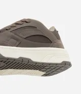 Championes Viko de estilo urbano, confeccionados en material sintético color marrón con recortes laterales y suela de plataforma en tono crema.