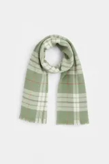 Bufanda larga de poliéster con estampado de cuadros tartán en tonos verde, blanco y naranja.