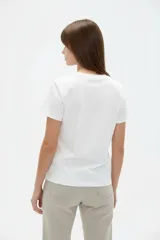 Remera de algodón color blanco, con cuello redondo, mangas cortas y estampa frontal rectangular con motivo de animal print estilo cebra y la palabra 'ICON'.