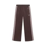 Pantalón deportivo Adidas de corte recto y estilo clásico, color marrón con franjas laterales en tono rosado. Cuenta con cintura elástica con cordón ajustable, bolsillos laterales con cierre y el logo del trifolio bordado en una de las piernas.