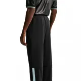 Pantalón deportivo Nike de la selección francesa de fútbol, color negro con detalles en dorado. Presenta el escudo de la FFF y el logo de Nike en el muslo, con cintura elástica y puños ajustados en los tobillos.