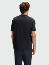 Remera de algodón de corte regular, color azul oscuro, con cuello redondo y logo de la marca estampado en pequeño en el pecho.