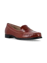 Mocasín de cuero color cognac con diseño clásico, costuras reforzadas en el empeine y suela plana de goma negra.