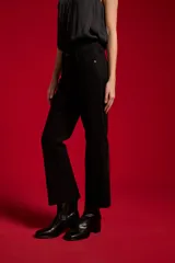 Pantalón jean negro de tiro alto y corte recto, con bolsillos clásicos y cierre frontal de botón y cremallera.