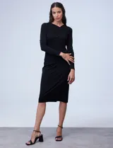Vestido midi negro de seda fría, con escote asimétrico y hombro plisado.