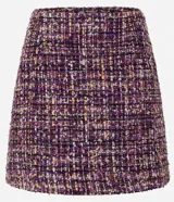 Minifalda de tweed con estampado de cuadros en tonos borgoña, blanco y negro.