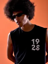 Musculosa negra con estampa frontal de los números 19 y 28 en color blanco.