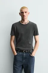 Camiseta de punto con textura acanalada, corte slim fit, cuello redondo y manga corta. Confeccionada en mezcla de algodón con elasticidad y acabado con efecto lavado.