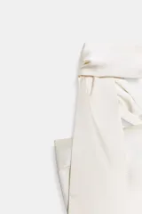 Top negro de tejido satinado con escote recto y hombros descubiertos. Incluye foulard combinado a tono y cierre lateral con cremallera oculta.