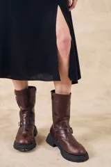 Falda midi negra de viscosa con cintura elastizada y abertura lateral.