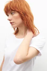 Remera de manga corta color azul marino, con escote amplio tipo barco o redondeado.