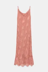 Vestido largo de Zara Woman Collection confeccionado en hilatura de viscosa, con diseño jacquard floral y escote fluido con tirantes finos ajustables. Presenta una abertura en el bajo con aplicación de encaje a tono.