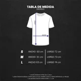 Remera oversize rosa con cuello y mangas con ribete verde. Estampado frontal con diseño de frutas y texto.