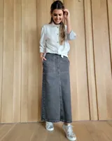 Pollera larga de denim con corte recto, diseño de cinco bolsillos y costuras verticales decorativas.