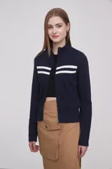 Buzo azul marino con cierre frontal, cuello alto y dos líneas horizontales blancas en el pecho.