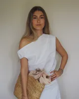 Top de lino con escote asimétrico, un hombro descubierto y corte sin mangas.