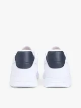 Zapatillas de piel blanca inspiradas en el running, con diseño de corte bajo, cordones, panel azul marino a contraste en el talón y suela de EVA.