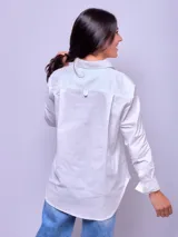 Camisa de manga larga a rayas verticales celestes y blancas, de corte suelto, confeccionada en algodón.