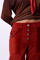 Pantalón wide leg color ladrillo de tela texturizada con cierre de botones.