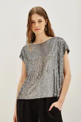 Remera azul marino con lentejuelas verticales, cuello redondo y mangas cortas.