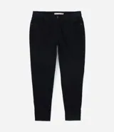Pantalón skinny de sarga color negro, de talle alto con trabillas para cinturón, cierre de cremallera y botón, y bolsillos funcionales.