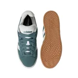 Championes Adidas Grand Court Alpha color verde azulado con las tres tiras blancas, capellada de cuero sintético y suela de caucho color caramelo.
