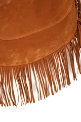 Bandolera marrón de gamuza con flecos y cadena plateada.