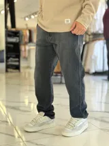 Pantalón de jean de corte recto, color celeste claro, con diseño clásico de cinco bolsillos y trabillas para cinturón.