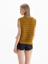 Chaleco de punto calado color mostaza, de silueta recta y calce suelto, con escote en V pronunciado y sisas rectas.