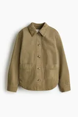 Campera camisera de sarga de algodón verde militar con cuello clásico, cierre frontal de botones y dos bolsillos delanteros de parche. Cuenta con hombros caídos, mangas largas con puños abotonados y bajo recto con aberturas laterales redondeadas.
