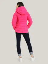 Campera puffer Tommy Hilfiger color fucsia, con capucha, cierre de cremallera, bolsillos laterales con cremallera y logo bordado en el brazo.