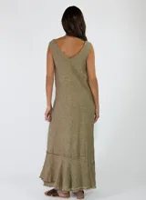 Vestido largo sin mangas de lino azul, con escote en V, bolsillos laterales y detalles de costuras marrones a la vista con terminaciones deshilachadas en el bajo.