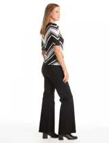 Buzo de punto de manga corta marca Tahari, con cuello redondo y diseño de rayas en zigzag en blanco y negro.