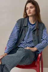 Remera de manga larga a rayas azules y blancas, de calce relajado, confeccionada en algodón con cuello redondo.
