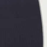 Calza deportiva de tiro alto con textura acanalada, diseñada para brindar ajuste y soporte durante la actividad física.