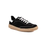 Zapatilla urbana confeccionada en gamuza color negro, con cordones y suela de goma en tono tostado.