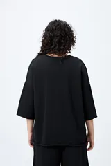 Buzo negro de corte holgado con estampado frontal que dice "Chelsea Heights 97 New York".