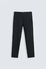 Pantalón chino de corte slim fit, confeccionado en tejido elástico. Presenta bolsillos frontales, bolsillos traseros de vivo con botón y cierre frontal con cremallera y botón.