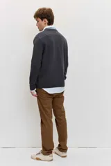Sweater gris oscuro de punto con cuello redondo, manga larga y puños y dobladillo acanalados.