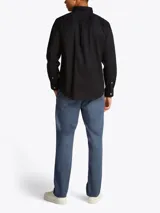 Camisa negra de popelina con cuello abotonado, cierre frontal con botones, manga larga con puños abotonados y logo de Tommy Hilfiger bordado en el pecho.