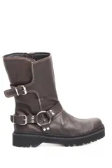 Bota de cuero marrón con hebillas y cierre lateral.
