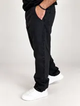 Jeans mom de corte clásico, color negro con efecto gastado, de tiro medio y pernera recta.